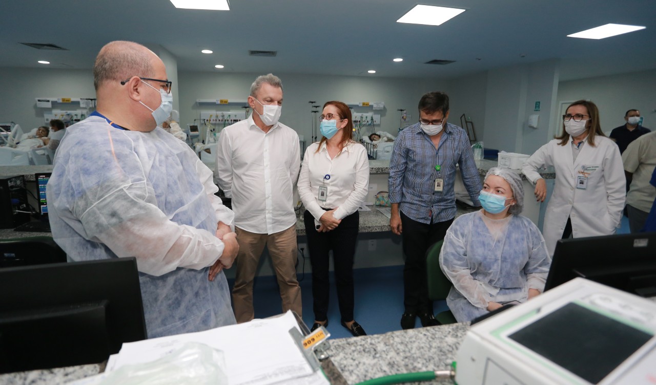 prefeito conversa com médicos e enfermeiros no IJF 